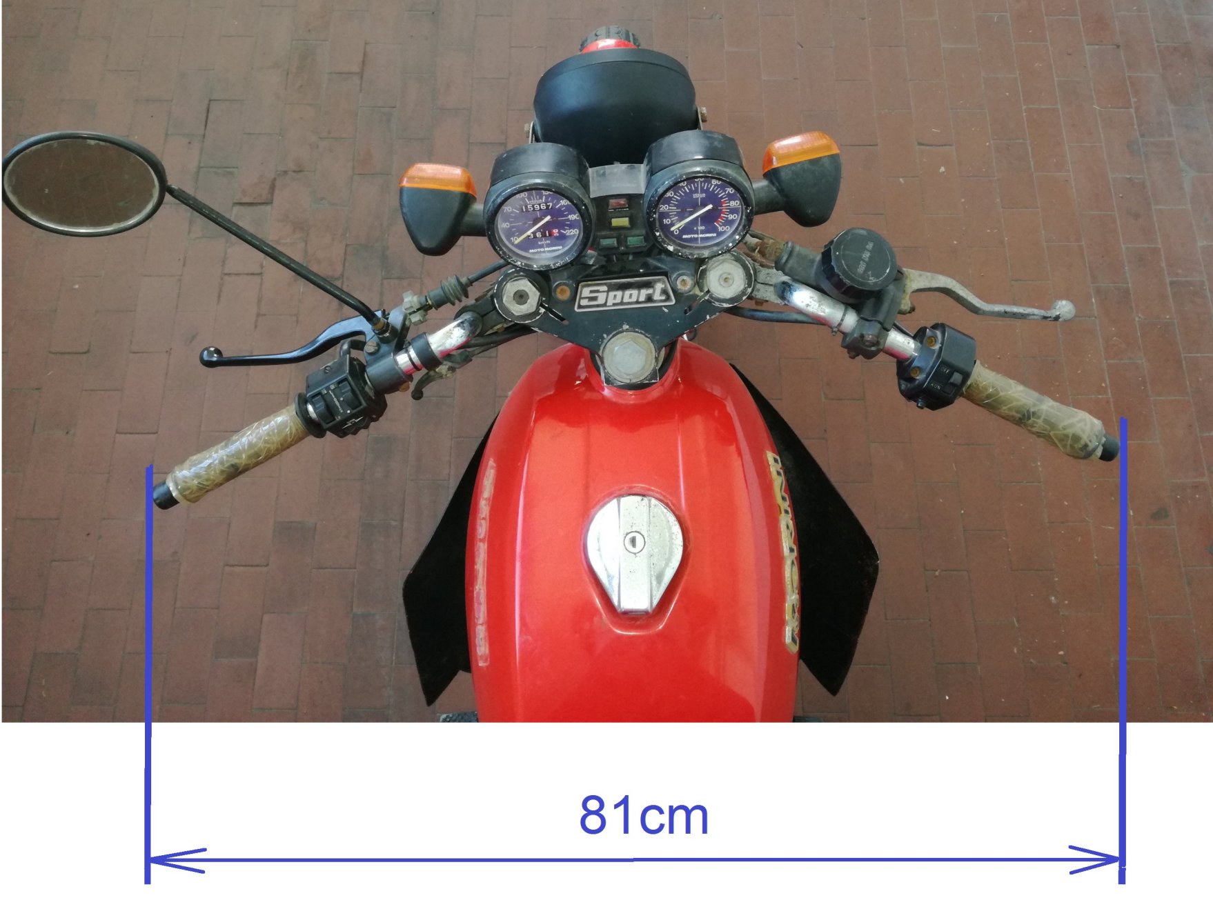 The handlebar width of this 500 6V AT is 81cm (about 32 in), the handlebar width of my 500W Strada is 70 cm (about 28 in).<br />The 11 cm in more feel a lot!