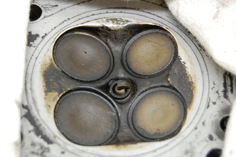 Modern 4-valve combustion chamber with central 12mm sparkplug